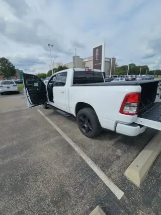 Ram 1500 2021 4x4 Big Horn 4dr Cabina de Tripulación 5.6 ft. SB Camioneta