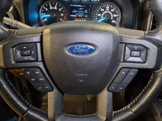 Ford F-150 2019 4x4 XLT 4dr SuperCrew 5.5 ft. SB en Llegada Reciente! El odómetro está 20831 millas por debajo del promedio del mercado! Ford F-150 XLT Velocity Blue Metálico 4WD 3.5L V6 EcoBoost Automático de 10 velocidades Aunque se ha hecho todo lo pos