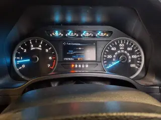 Ford F-150 2019 4x4 XLT 4dr SuperCrew 5.5 ft. SB en Llegada Reciente! El odómetro está 20831 millas por debajo del promedio del mercado! Ford F-150 XLT Velocity Blue Metálico 4WD 3.5L V6 EcoBoost Automático de 10 velocidades Aunque se ha hecho todo lo pos