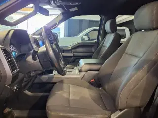 Ford F-150 2019 4x4 XLT 4dr SuperCrew 5.5 ft. SB en Llegada Reciente! El odómetro está 20831 millas por debajo del promedio del mercado! Ford F-150 XLT Velocity Blue Metálico 4WD 3.5L V6 EcoBoost Automático de 10 velocidades Aunque se ha hecho todo lo pos