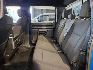 Ford F-150 2019 4x4 XLT 4dr SuperCrew 5.5 ft. SB en Llegada Reciente! El odómetro está 20831 millas por debajo del promedio del mercado! Ford F-150 XLT Velocity Blue Metálico 4WD 3.5L V6 EcoBoost Automático de 10 velocidades Aunque se ha hecho todo lo pos