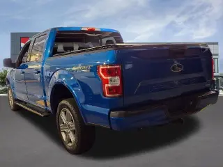 Ford F-150 2019 4x4 XLT 4dr SuperCrew 5.5 ft. SB en Llegada Reciente! El odómetro está 20831 millas por debajo del promedio del mercado! Ford F-150 XLT Velocity Blue Metálico 4WD 3.5L V6 EcoBoost Automático de 10 velocidades Aunque se ha hecho todo lo pos