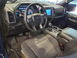 Ford F-150 2019 4x4 XLT 4dr SuperCrew 5.5 ft. SB en Llegada Reciente! El odómetro está 20831 millas por debajo del promedio del mercado! Ford F-150 XLT Velocity Blue Metálico 4WD 3.5L V6 EcoBoost Automático de 10 velocidades Aunque se ha hecho todo lo pos