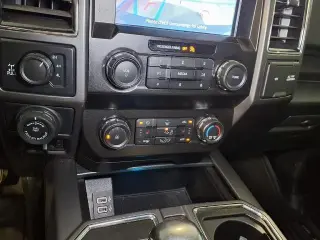Ford F-150 2019 4x4 XLT 4dr SuperCrew 5.5 ft. SB en Llegada Reciente! El odómetro está 20831 millas por debajo del promedio del mercado! Ford F-150 XLT Velocity Blue Metálico 4WD 3.5L V6 EcoBoost Automático de 10 velocidades Aunque se ha hecho todo lo pos