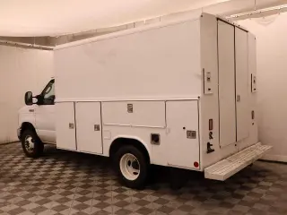 Ford E-Series 2024 E-350 SD 2 puertas 3513 mm WB DRW Chasis troquelado