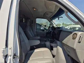 Ford E-Series 2009 E-350 SD XL 3dr Extended Passenger Van 
Ford E-Serie 2009 E-350 SD XL 3dr Furgoneta de pasajeros extendida