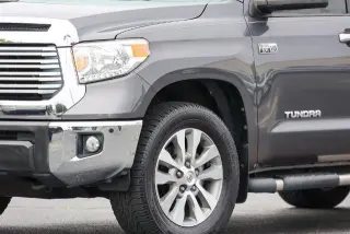 Toyota Tundra 2017 4x4 Limited 4dr CrewMax Cab Pickup SB (5.7L V8 FFV)