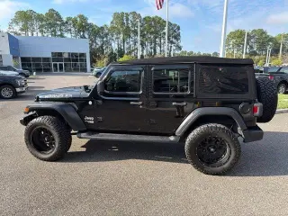 Jeep Wrangler Unlimited 2018 4x4 Sport 4p SUV (lanzamiento medio del año)