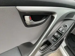 Hyundai ELANTRA 2016 SE 4p Sedan 6M