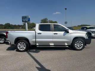 Chevrolet Silverado 1500 Limited 2022 4x4 Custom 4dr Crew Cab con 5.8 ft. SB