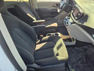 Chrysler Voyager 2024 LX 4dr Minivan