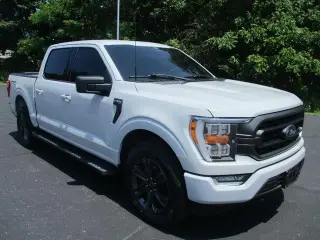 Ford F-150 2023 4x4 XLT 4dr SuperCrew con remolque de 6.5 pies SB
