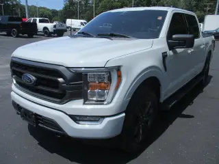Ford F-150 2023 4x4 XLT 4dr SuperCrew con remolque de 6.5 pies SB