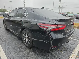 Toyota Camry 2022 SE Sedán de 4 puertas