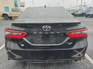 Toyota Camry 2022 SE Sedán de 4 puertas