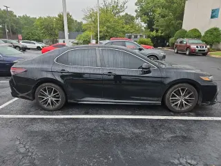 Toyota Camry 2022 SE Sedán de 4 puertas