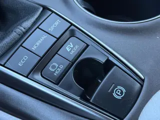 Toyota Camry Hybrid 2024 SE 4p Sedan