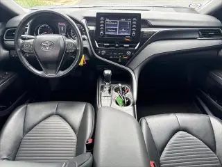 Toyota Camry 2023 SE Sedán de 4 puertas