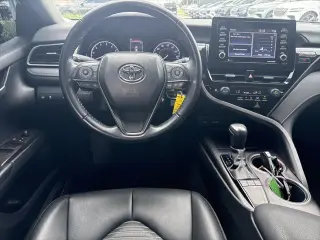 Toyota Camry 2023 SE Sedán de 4 puertas