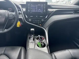 Toyota Camry 2023 SE Sedán de 4 puertas