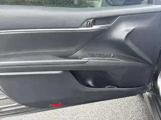 Toyota Camry 2023 SE Sedán de 4 puertas