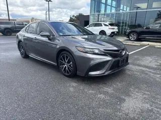 Toyota Camry 2023 SE Sedán de 4 puertas