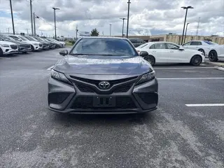 Toyota Camry 2023 SE Sedán de 4 puertas