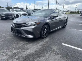 Toyota Camry 2023 SE Sedán de 4 puertas