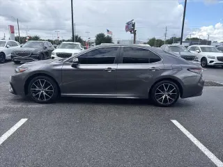 Toyota Camry 2023 SE Sedán de 4 puertas
