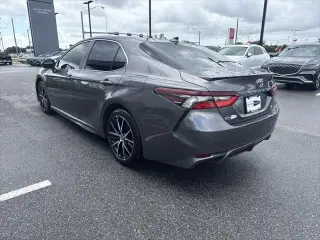 Toyota Camry 2023 SE Sedán de 4 puertas