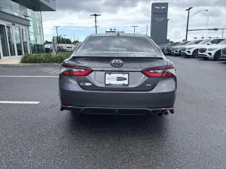 Toyota Camry 2023 SE Sedán de 4 puertas