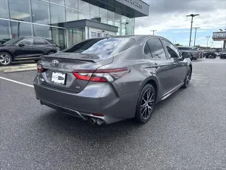 Toyota Camry 2023 SE Sedán de 4 puertas