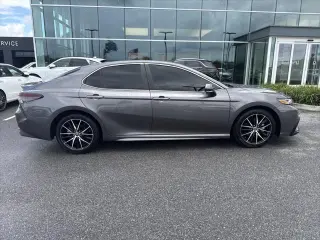 Toyota Camry 2023 SE Sedán de 4 puertas