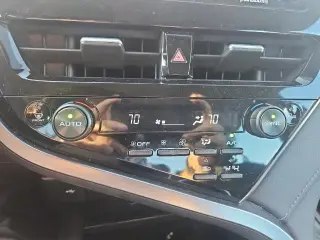 Toyota Camry Híbrido 2021 LE 4p Sedán