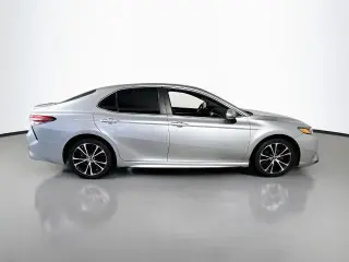 Toyota Camry 2018 SE Sedán de 4 puertas