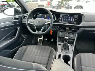 Volkswagen Jetta 2024 Sport 4p Sedan 6M