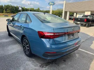 Volkswagen Jetta 2025 SE sedán de 4 puertas