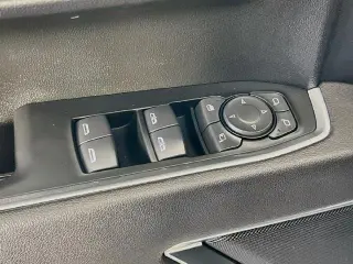 GMC Sierra 1500 2025 4x2 SLT 4p Puerta de Cabina de Tripulació́n 5.8 ft. CB