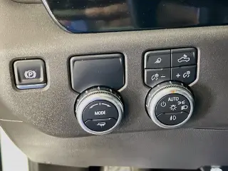 GMC Sierra 1500 2025 4x2 SLT 4p Puerta de Cabina de Tripulació́n 5.8 ft. CB