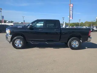 Ram 2500 2024 4x4 Tradesman 4p Puerta trasera Cabina de tripulación de 6,3 pies BA Camioneta