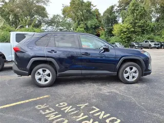 Toyota RAV4 2020 XLE, SUV de 4 puertas