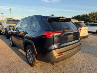 Toyota RAV4 2024 tracción integral (AWD) versión XLE SUV de 4 puertas