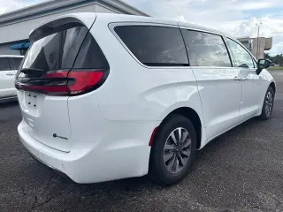Chrysler Pacifica Plug-In Hybrid 2024 Select 4dr Mini-Van