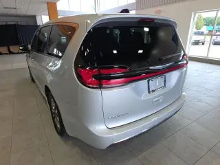 Chrysler Pacifica Plug-In Hybrid 2023 Limited 4dr Mini-Van