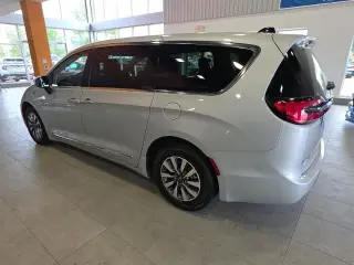Chrysler Pacifica Plug-In Hybrid 2023 Limited 4dr Mini-Van