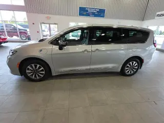 Chrysler Pacifica Plug-In Hybrid 2023 Limited 4dr Mini-Van