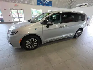 Chrysler Pacifica Plug-In Hybrid 2023 Limited 4dr Mini-Van