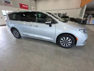 Chrysler Pacifica Plug-In Hybrid 2023 Limited 4dr Mini-Van