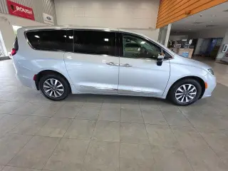Chrysler Pacifica Plug-In Hybrid 2023 Limited 4dr Mini-Van