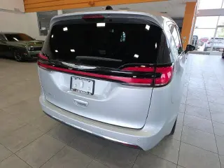 Chrysler Pacifica Plug-In Hybrid 2023 Limited 4dr Mini-Van